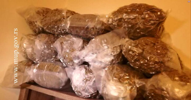 Пали са 120 килограма дроге
